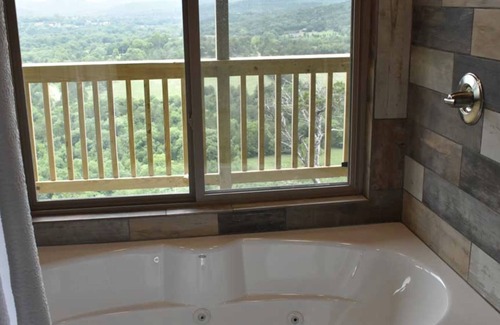 Eureka Springs Resort | Can U Canoe Suite 115
