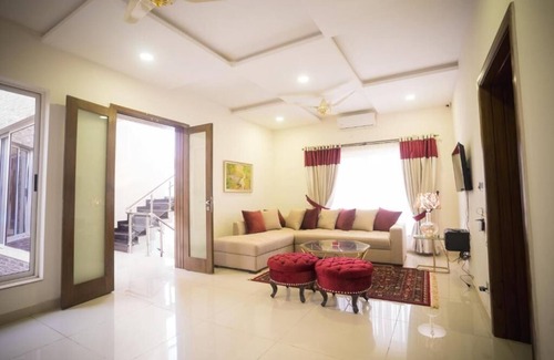 E-11 Sector Hotel | Canadian Inn
