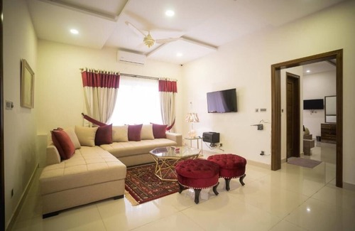 E-11 Sector Hotel | Canadian Inn