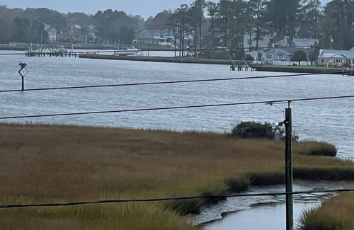 Cedar Neck House | Canal Front Home Boaters Paradise