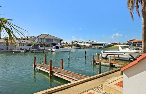 Halls Head House | Canal Villa & Jetty-dolphin Views Walk-beachtown