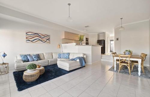 Halls Head House | Canal Villa & Jetty-dolphin Views Walk-beachtown