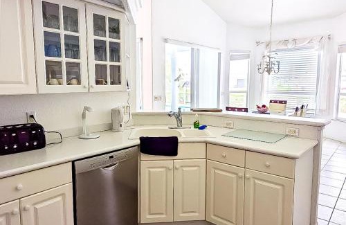 Caloosahatchee House | Canalside Calm