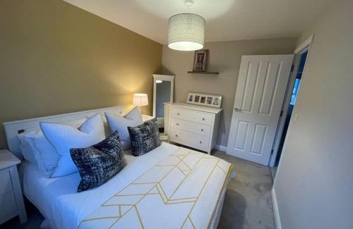 Swindon House | Canalside Home in lovely Swindon