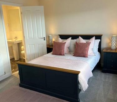 Swindon House | Canalside Home in lovely Swindon