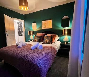 Pontrilas House | Canalside Terrace-Boutique Stay Worcester City