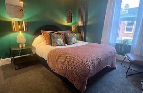 Pontrilas House | Canalside Terrace-Boutique Stay Worcester City