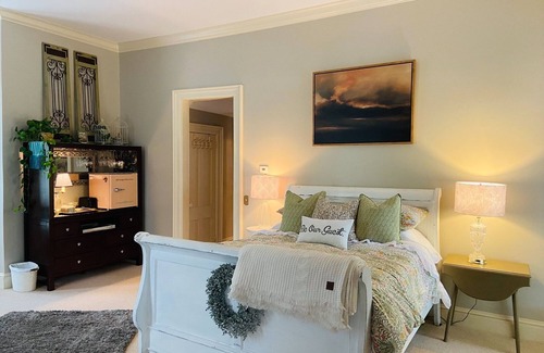 Canandaigua Bed & Breakfast | Canandaigua Main St Private Entrance Guest Suite