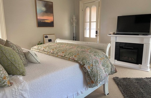 Canandaigua Bed & Breakfast | Canandaigua Main St Private Entrance Guest Suite