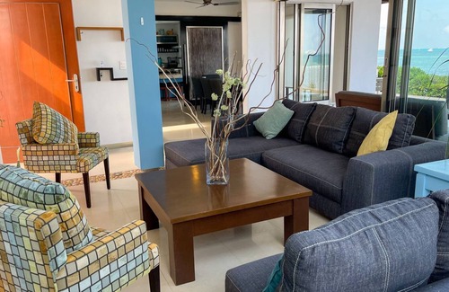 Puerto Juarez Villa | CANCUN 4BR Oceanfront La Perla Villa