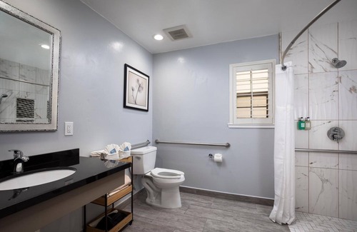 Northwest Carmel Hotel | Candle Light Inn