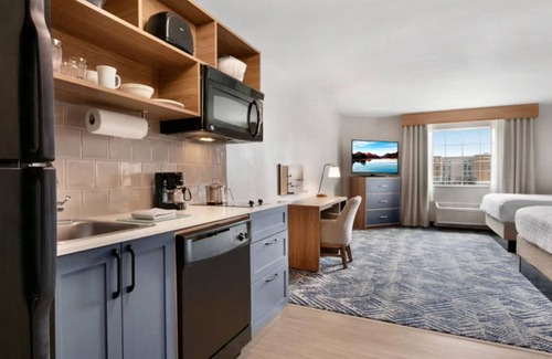 Champaign Hotel | Candlewood Suites Champaign-Urbana University Area by IHG