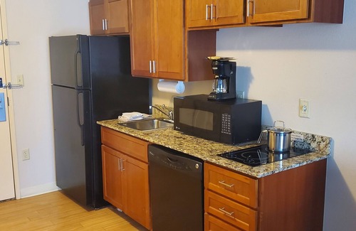 Champaign Hotel | Candlewood Suites Champaign-Urbana University Area by IHG