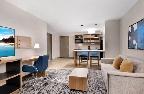 Champaign Hotel | Candlewood Suites Champaign-Urbana University Area by IHG