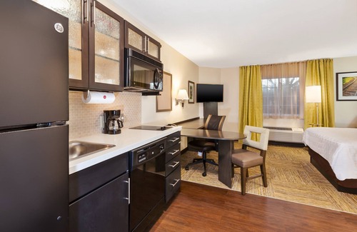 Huntersville Hotel | Candlewood Suites Huntersville by IHG