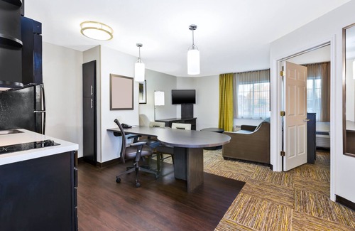 Huntersville Hotel | Candlewood Suites Huntersville by IHG
