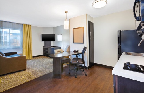 Huntersville Hotel | Candlewood Suites Huntersville by IHG