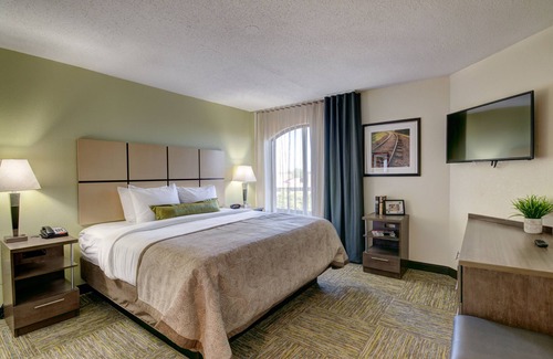 Richmond Hotel | Candlewood Suites Richmond - West Broad by IHG
