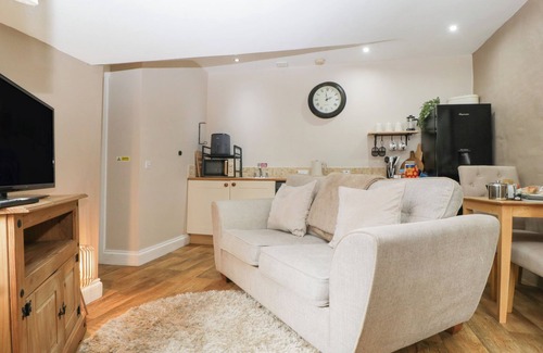 Blackmill Cottage | CANER BACH LODGE, pet friendly, with a garden in Blackmill