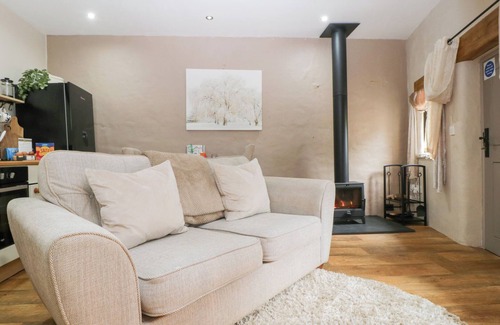 Blackmill Cottage | CANER BACH LODGE, pet friendly, with a garden in Blackmill