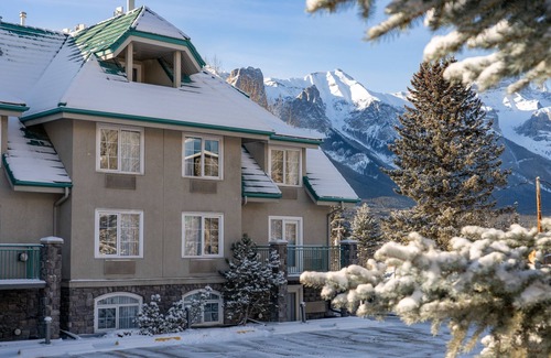 Canmore Apartment | Canmore Retreat with a Jacuzzi Tub + Balcony