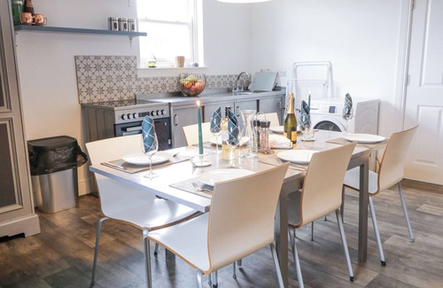 Limavady House | CANNING COTTAGE, with a garden in Limavady