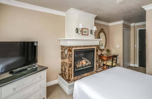Downtown Cannon Beach Hotel | Cannon Beach Hotel - Classic Queen Room at Cannon Beach Hotel Collection!