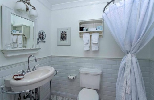 Downtown Cannon Beach Hotel | Cannon Beach Hotel - Classic Queen Room at Cannon Beach Hotel Collection!