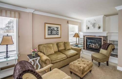 Downtown Cannon Beach Hotel | Cannon Beach Hotel - Deluxe Queen Room at Cannon Beach Hotel Collection