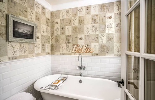Downtown Cannon Beach Hotel | Cannon Beach Hotel - Deluxe Queen Room at Cannon Beach Hotel Collection