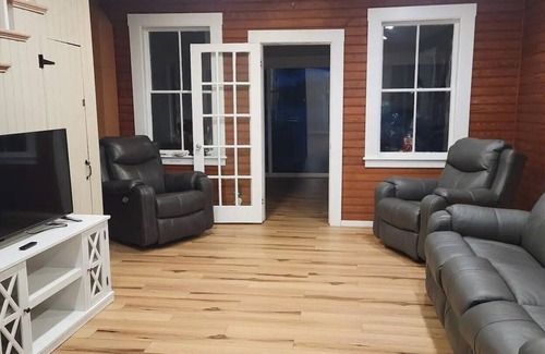 Windham House | Canobie Lake 3 bedroom Year Round Waterfront Home - Newly Renovated