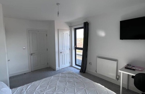 Canterbury Apartment | Canterbury Penthouse: HUGE 2 bed ensuite + balcony