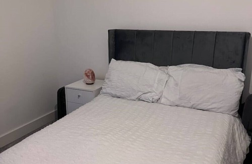 Canterbury Apartment | Canterbury Penthouse: HUGE 2 bed ensuite + balcony