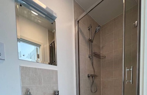 Canterbury Apartment | Canterbury Penthouse: HUGE 2 bed ensuite + balcony
