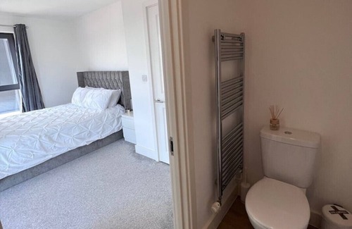 Canterbury Apartment | Canterbury Penthouse: HUGE 2 bed ensuite + balcony