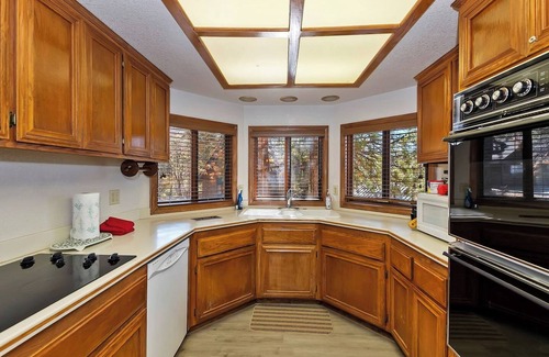 Upper Moonridge House | Canyon Castle Mtn Retreat w Hot Tub