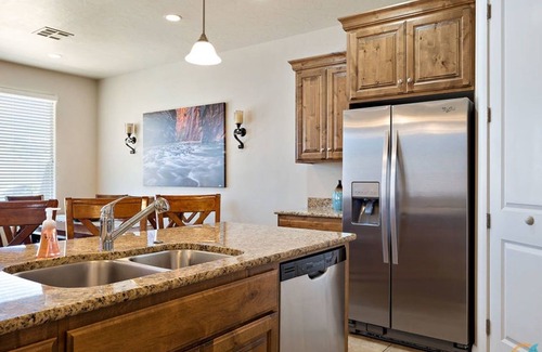 Washington House | Canyon Oasis 4 Bedroom Apts