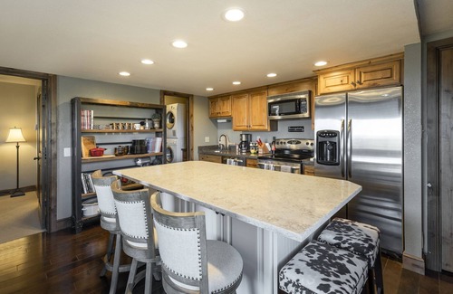 Park City Ski Chalet | Canyons Park City-Fully Remodeled Ski Chalet-Full Kitchen-Pool-Hot Tub-Sleeps 6