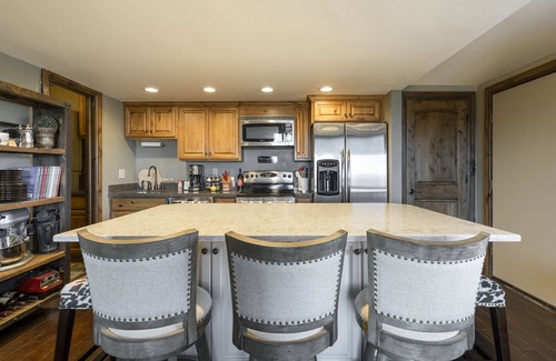 Park City Ski Chalet | Canyons Park City-Fully Remodeled Ski Chalet-Full Kitchen-Pool-Hot Tub-Sleeps 6