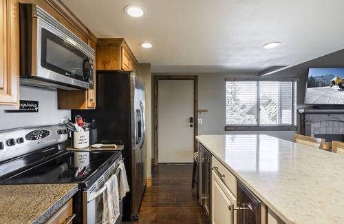 Park City Ski Chalet | Canyons Park City-Fully Remodeled Ski Chalet-Full Kitchen-Pool-Hot Tub-Sleeps 6