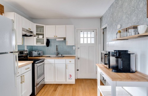 Villas House | Cape Bay Cottage, Dog Friendly, Short Walk to Best Sunsets at the Bay