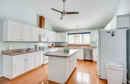 Cape Carteret House | Cape Carteret Home ~ 3 Mi to Crystal Coast Beaches