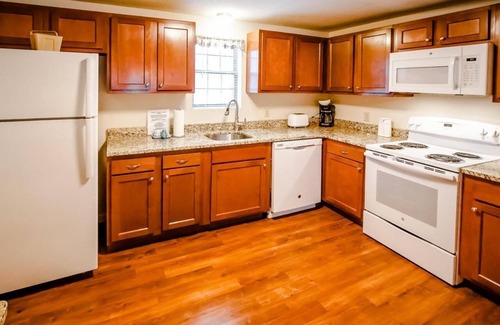 Mashpee Condo | Cape Cod Townhouse w/Patio & Kitchen
