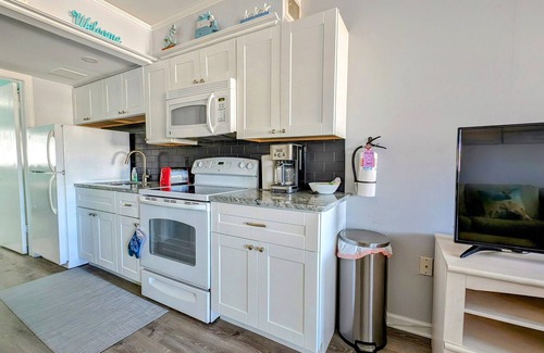 Admiral Estates Condo | Cape Roc Condo - Sleeps 6 - Pool - Just Steps to the Beach