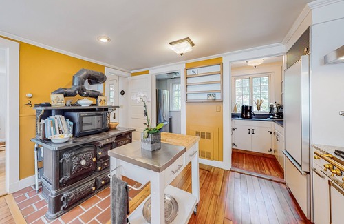 Buzzards Bay House | Capeview Estate | House in Bourne with Water Views & Deck