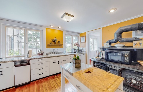 Buzzards Bay House | Capeview Estate | House in Bourne with Water Views & Deck