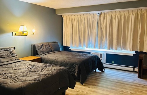 Alpine Township Hotel | Capital O Swan Inn Comstock Park