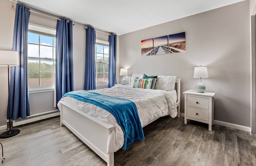 Yorkville Condo | Capitan's Quarter Themed Apartment, 75"TV, Garage/