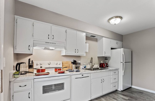 Yorkville Condo | Capitan's Quarter Themed Apartment, 75"TV, Garage/