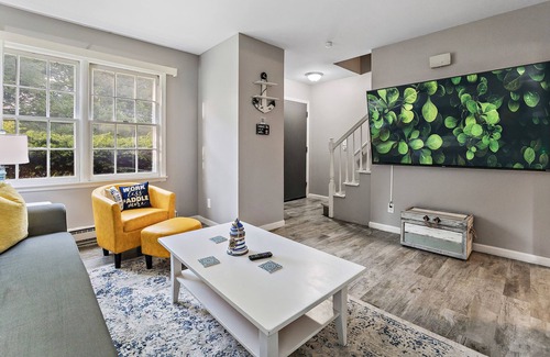 Yorkville Condo | Capitan's Quarter Themed Apartment, 75"TV, Garage/